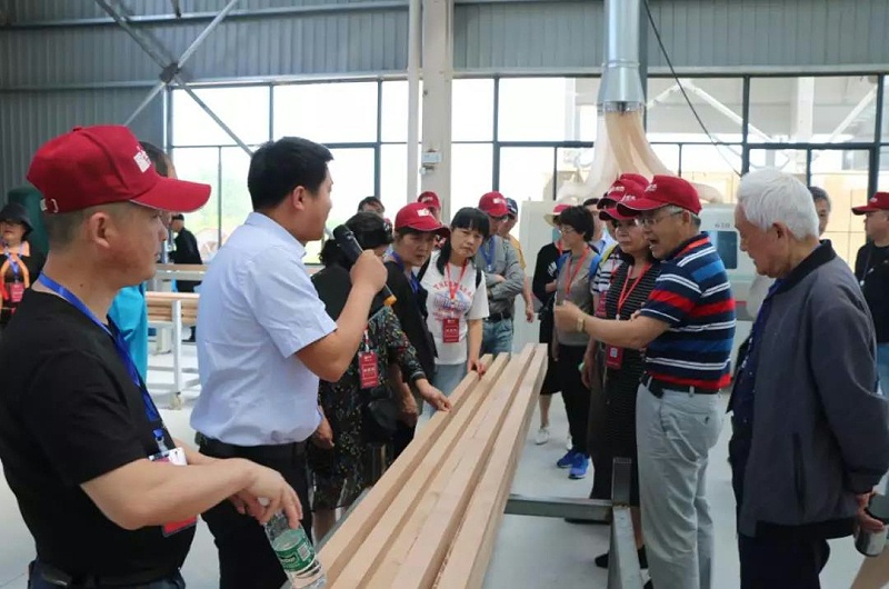 銷售人員詳細講解鋁包木門窗