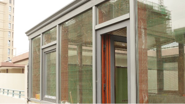 金堂木為金鷹國際花園用戶提供鋁包木陽光房